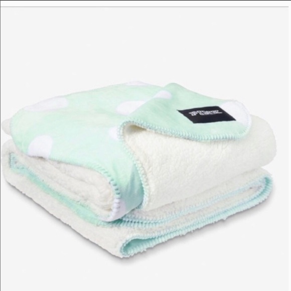 Victoria's Secret Other - VS PINK "Mint Frosting" POLKA DOT SHERPA BLANKET